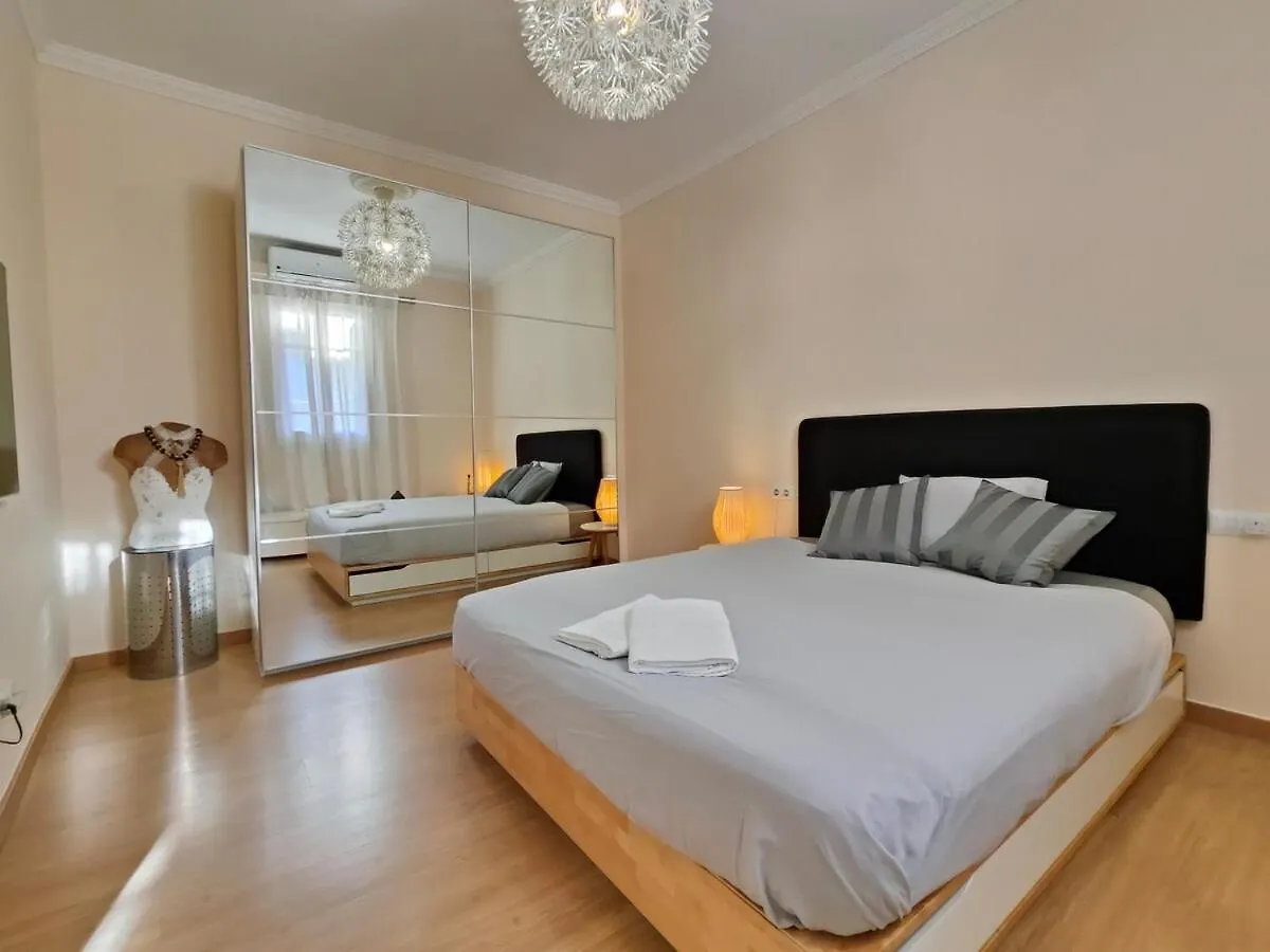 Elegant Apartment Rambla Badal Barselona İspanya